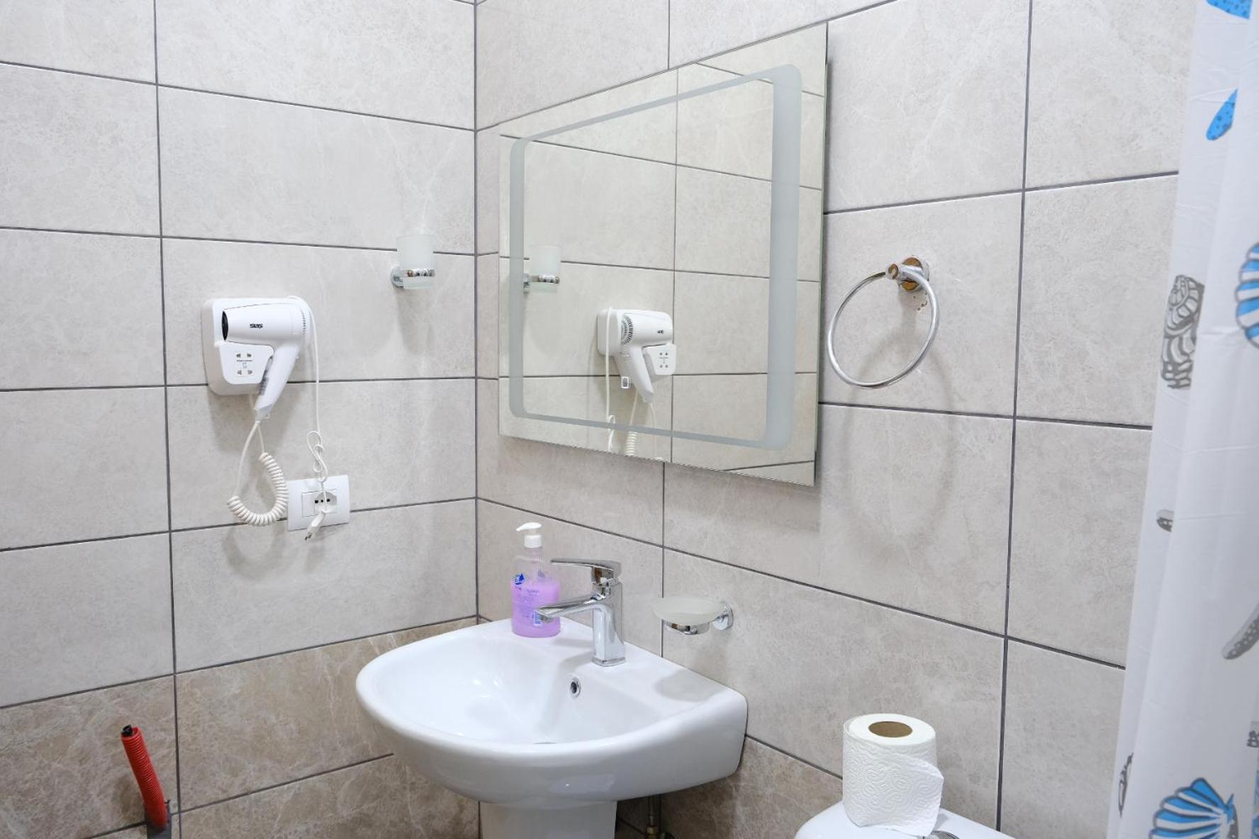 As E Vogel, As E Madhe Hotell Erseke Exteriör bild